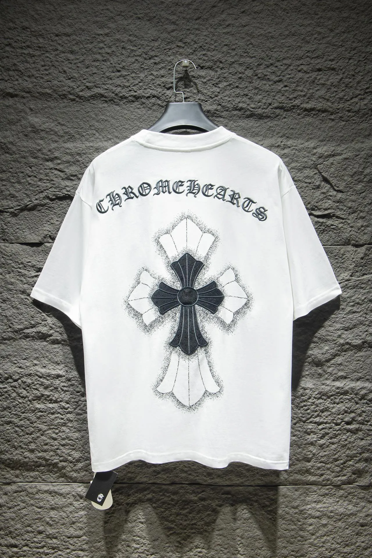 P170 🆕Chrome Hearts os version is really charming and Chrome Hearts is really a must-have. Each season's new version is made to the extreme. It is very practical and can be worn casually. Nice✔️ - ⚠️100% cotton. It is made of 32-count double yarn, 260-gram weight fabric and imported knitted carded cotton. It has moderate thickness, drape and contour, and the upper body is comfortable! ! It is very tolerant to fat body types and can instantly lose five pounds after wearing it!  The front and rear panels are hand-printed on the silk screen platen, and the 3D full-color scan pattern is used as film to ensure that the printing pattern is restored to the highest degree, and the printing has a cracking effect and is reinforced and not easy to fall off. The upper and lower LOGO printing has a strong touch texture. The printing material uses environmentally friendly active water slurry, and the base anti-sublimation liquid. The ready-made garments can withstand washing without stripping. Front panel #Back panel Simple elements# Artistic arrangement of English letters Imported Tajima high-density heavy industry embroidery technology Three-dimensional and full fonts The addition of handmade elements to the body of the garment greatly increases the interest of the garment and creates a unique visual effect. After special fraying effect treatment, a unique distressed effect is formed. An irregular hem is added to the version. This year, Crow Heart is focusing on the version. In the past two years, the oversize version has become the focus of the trend. It has also been a popular staple in the past two years. The change of designers has made this brand an instant hit. The progressive fashion of the times also needs the blood impact of fresh elements and trendy designs in order to continue its glory! It’s stylish both inside and outside, a must-have for high street travel! An absolute "eye-catching style" that can match couples 💏 Color: black and white Size: S M L XL